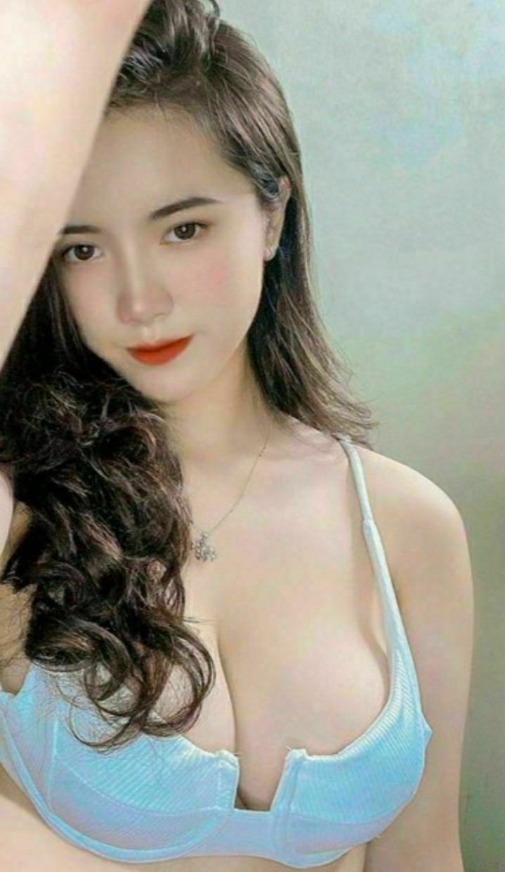 Tam hoàng tử là một bông hoa, một chàng trai trẻ đầy nhiệt huyết đang quan hệ với một cô gái trẻ xinh đẹp, lụa đen và mông trắng, sờ mó vào âm hộ của cô ấy, rên rỉ không ngừng, thở hổn hển và hấp dẫn, quá kích thích