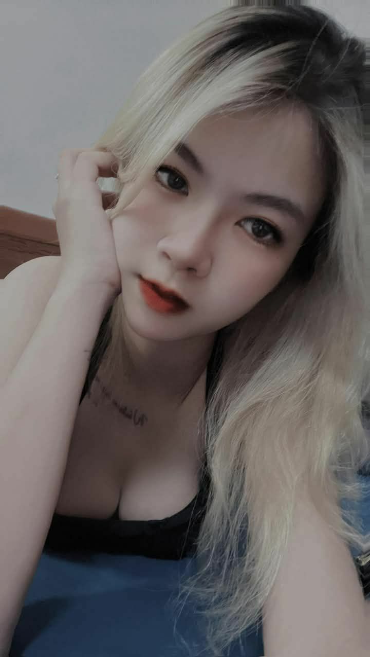 Bạn gái mông đào, quan hệ tình dục nồng nhiệt tại nhà, tất hở đáy quần, còng tay gợi cảm, góc nhìn thứ nhất, giữ mông béo và quan hệ tình dục, góc nhìn cận cảnh thậm chí còn hấp dẫn hơn